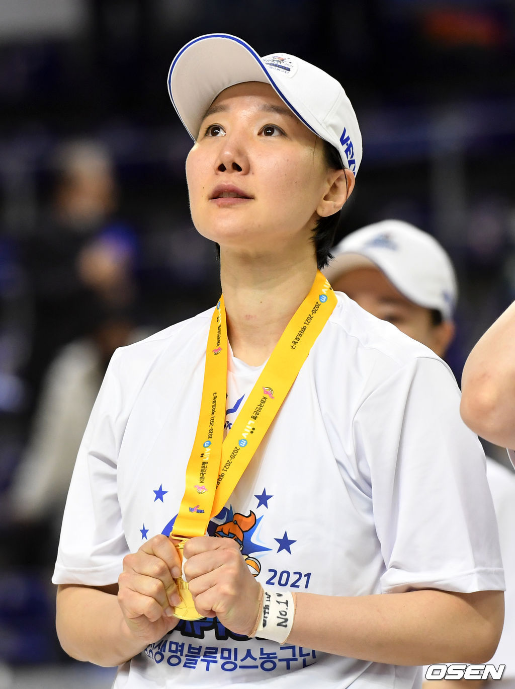 용인 삼성생명이 15년 만에 정상에 섰다. 임근배 감독이 이끄는 삼성생명은 15일 오후 7시 용인실내체육관에서 열린 'KB국민은행 Liiv M 2020-2021 여자프로농구' 챔피언결정전 최종 5차전 KB스타즈와 경기에서 74-57로 승리, 시리즈 전적을 3승 2패로 만들면서 우승을 확정했다.삼성생명은 지난 2006년 여름리그 이후 15년 만에 우승컵을 들어올렸다. WKBL이 단일리그제로 바뀐 이후 14년 만에 5차전까지 이어진 챔피언결정전에서 거둔 값진 승리이자 우승이었다.삼성생명 김보미가 챔피언 메달을 받고 기뻐하고 있다. / dreamer@osen.co.kr