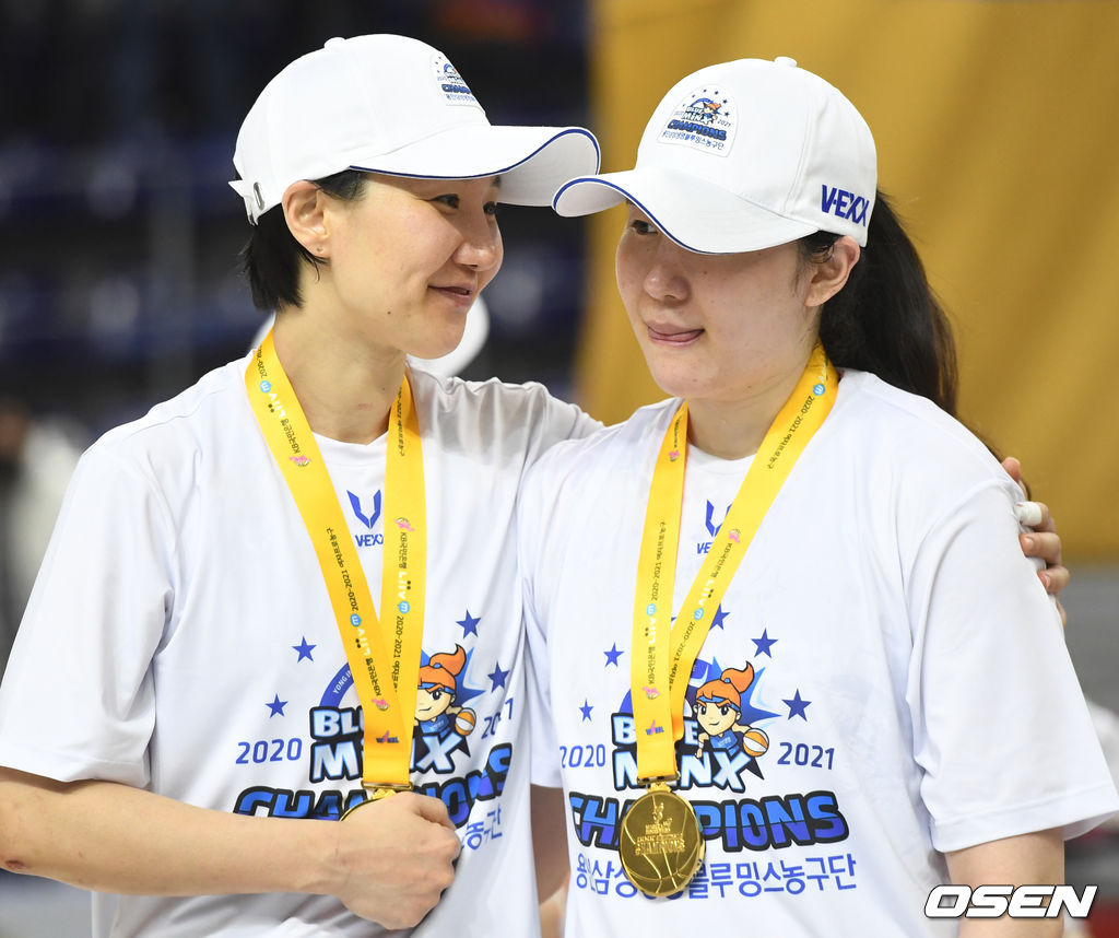 우승을 거머쥔 삼성생명 김보미와 김단비가 미소짓고 있다. / dreamer@osen.co.kr