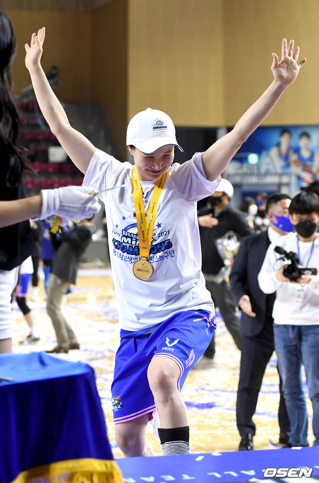 용인 삼성생명이 15년 만에 정상에 섰다. 임근배 감독이 이끄는 삼성생명은 15일 오후 7시 용인실내체육관에서 열린 'KB국민은행 Liiv M 2020-2021 여자프로농구' 챔피언결정전 최종 5차전 KB스타즈와 경기에서 74-57로 승리, 시리즈 전적을 3승 2패로 만들면서 우승을 확정했다.삼성생명은 지난 2006년 여름리그 이후 15년 만에 우승컵을 들어올렸다. WKBL이 단일리그제로 바뀐 이후 14년 만에 5차전까지 이어진 챔피언결정전에서 거둔 값진 승리이자 우승이었다.삼성생명 김보미가 림의 그물을 자르는 세리머니를 하기 위해 단상에 오르고 있다. / dreamer@osen.co.kr