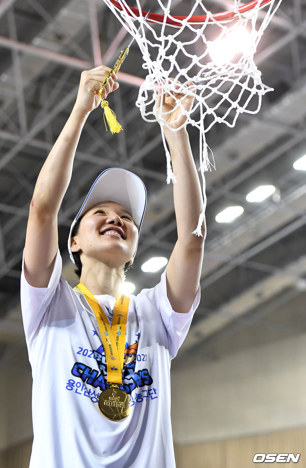 용인 삼성생명이 15년 만에 정상에 섰다. 임근배 감독이 이끄는 삼성생명은 15일 오후 7시 용인실내체육관에서 열린 'KB국민은행 Liiv M 2020-2021 여자프로농구' 챔피언결정전 최종 5차전 KB스타즈와 경기에서 74-57로 승리, 시리즈 전적을 3승 2패로 만들면서 우승을 확정했다.삼성생명은 지난 2006년 여름리그 이후 15년 만에 우승컵을 들어올렸다. WKBL이 단일리그제로 바뀐 이후 14년 만에 5차전까지 이어진 챔피언결정전에서 거둔 값진 승리이자 우승이었다.삼성생명 김보미가 림의 그물을 자르는 세리머니를 하고 있다. / dreamer@osen.co.kr