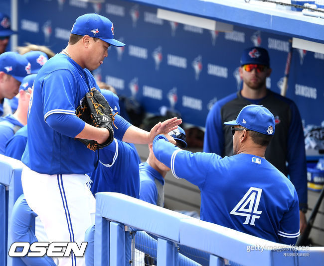 지난해 스프링 캠프서 피칭을 마치고 덕아웃으로 들어오는 류현진을 맞이하고 있는 찰리 몬토요 토론토 감독.