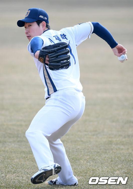 11일 오전 NC 다이노스가 창원 마산야구장에서 2021 스프링캠프 훈련을 가졌다.NC 이재학이 캐치볼 훈련을 하고 있다./ksl0919@osen.co.kr