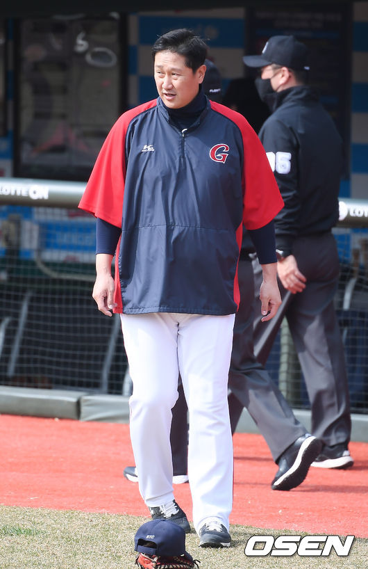 9일 오후 부산 사직구장에서 롯데 자이언츠와 SSG 랜더스의 연습경기가 진행된다.경기 앞서  롯데 이대호가 러닝훈련을 하고 있다 / soul1014@osen.co.kr