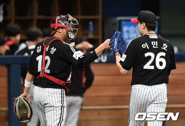 키움 히어로즈가 16일 서울 고척스카이돔에서 2021 시즌을 앞두고 LG 트윈스와 연습경기를 가졌다.3회말 2사 3루에서 LG 이민호가 키움 서건창을 땅볼로 처리하며 더그아웃으로 가며 포수 김재성과 하이파이브를 하고 있다. /sunday@osen.co.kr