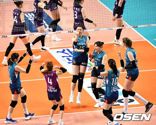 1세트, 흥국생명 김연경의 공격을 막아낸 GS칼텍스 문명화가 동료들과 환호하고 있다. / dreamer@osen.co.kr