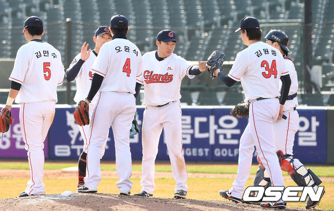 롯데가 추신수의 합류로 완전체 기대감이 부푼 SSG를 상대로 2경기 연속 압도했다.롯데는 11일 부산 사직구장에서 열린 SSG 랜더스와의 연습경기에서 7-5로 승리를 거뒀다. SSG를 2경기 연속 완파했고 연습경기 전체로는 5연승.승리를 거둔 롯데 선수단이 기뻐하고 있다. /youngrae@osen.co.kr