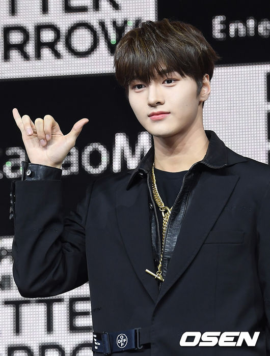 16일 오후 서울 광진구 예스24 라이브홀에서 그룹 드리핀(차준호, 황윤성, 김동윤, 이협, 주창욱, 알렉스, 김민서)의 두 번째 미니앨범 ‘어 베러 투모로우(A Better Tomorrow)’ 발매 기념 쇼케이스가 열렸다.미니 2집 ‘어 베러 투모로우(A Better Tomorrow)’는 드리핀이 데뷔 후 느끼고 경험한 다양한 감정 중 ‘의지’라는 느낌 자체를 자신들만의 시선으로 다채롭게 해석한 앨범이다.드리핀(DRIPPIN) 차준호가 포즈를 취하고 있다. /cej@osen.co.kr