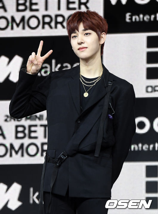 16일 오후 서울 광진구 예스24 라이브홀에서 그룹 드리핀(차준호, 황윤성, 김동윤, 이협, 주창욱, 알렉스, 김민서)의 두 번째 미니앨범 ‘어 베러 투모로우(A Better Tomorrow)’ 발매 기념 쇼케이스가 열렸다.미니 2집 ‘어 베러 투모로우(A Better Tomorrow)’는 드리핀이 데뷔 후 느끼고 경험한 다양한 감정 중 ‘의지’라는 느낌 자체를 자신들만의 시선으로 다채롭게 해석한 앨범이다.드리핀(DRIPPIN) 김동윤이 포즈를 취하고 있다. /cej@osen.co.kr