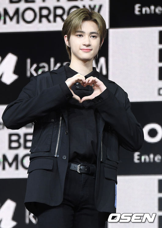 16일 오후 서울 광진구 예스24 라이브홀에서 그룹 드리핀(차준호, 황윤성, 김동윤, 이협, 주창욱, 알렉스, 김민서)의 두 번째 미니앨범 ‘어 베러 투모로우(A Better Tomorrow)’ 발매 기념 쇼케이스가 열렸다.미니 2집 ‘어 베러 투모로우(A Better Tomorrow)’는 드리핀이 데뷔 후 느끼고 경험한 다양한 감정 중 ‘의지’라는 느낌 자체를 자신들만의 시선으로 다채롭게 해석한 앨범이다.드리핀(DRIPPIN) 알렉스가 포즈를 취하고 있다. /cej@osen.co.kr