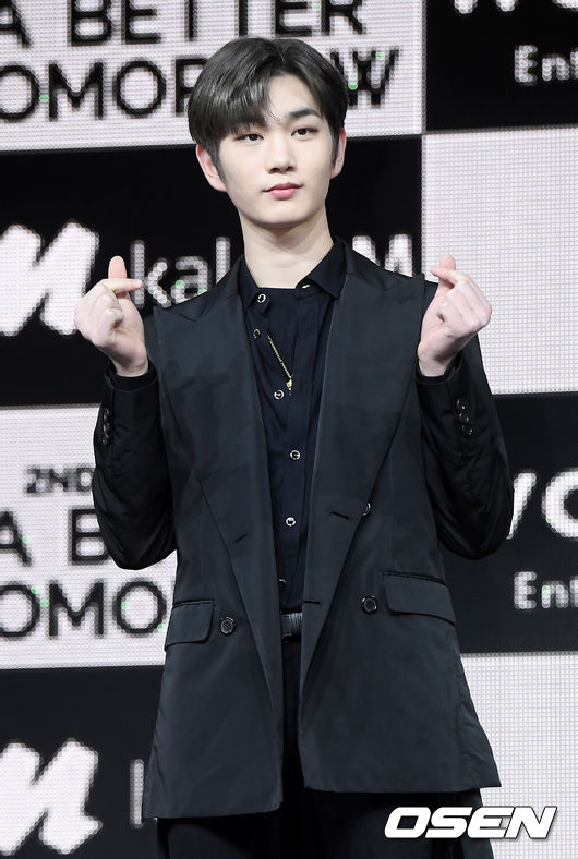 16일 오후 서울 광진구 예스24 라이브홀에서 그룹 드리핀(차준호, 황윤성, 김동윤, 이협, 주창욱, 알렉스, 김민서)의 두 번째 미니앨범 ‘어 베러 투모로우(A Better Tomorrow)’ 발매 기념 쇼케이스가 열렸다.미니 2집 ‘어 베러 투모로우(A Better Tomorrow)’는 드리핀이 데뷔 후 느끼고 경험한 다양한 감정 중 ‘의지’라는 느낌 자체를 자신들만의 시선으로 다채롭게 해석한 앨범이다.드리핀(DRIPPIN) 주창욱이 포즈를 취하고 있다. /cej@osen.co.kr