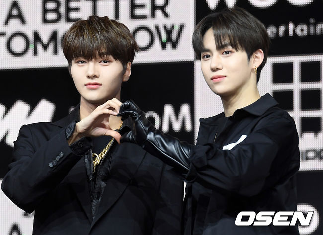 16일 오후 서울 광진구 예스24 라이브홀에서 그룹 드리핀(차준호, 황윤성, 김동윤, 이협, 주창욱, 알렉스, 김민서)의 두 번째 미니앨범 ‘어 베러 투모로우(A Better Tomorrow)’ 발매 기념 쇼케이스가 열렸다.미니 2집 ‘어 베러 투모로우(A Better Tomorrow)’는 드리핀이 데뷔 후 느끼고 경험한 다양한 감정 중 ‘의지’라는 느낌 자체를 자신들만의 시선으로 다채롭게 해석한 앨범이다.드리핀(DRIPPIN) 차준호, 황윤성이 포즈를 취하고 있다. /cej@osen.co.kr