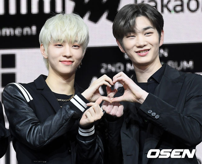 16일 오후 서울 광진구 예스24 라이브홀에서 그룹 드리핀(차준호, 황윤성, 김동윤, 이협, 주창욱, 알렉스, 김민서)의 두 번째 미니앨범 ‘어 베러 투모로우(A Better Tomorrow)’ 발매 기념 쇼케이스가 열렸다.미니 2집 ‘어 베러 투모로우(A Better Tomorrow)’는 드리핀이 데뷔 후 느끼고 경험한 다양한 감정 중 ‘의지’라는 느낌 자체를 자신들만의 시선으로 다채롭게 해석한 앨범이다.드리핀(DRIPPIN) 이협, 주창욱이 포즈를 취하고 있다. /cej@osen.co.kr