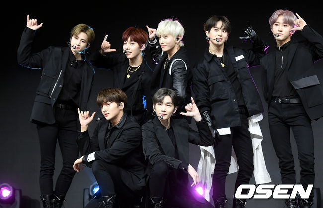 16일 오후 서울 광진구 예스24 라이브홀에서 그룹 드리핀(차준호, 황윤성, 김동윤, 이협, 주창욱, 알렉스, 김민서)의 두 번째 미니앨범 ‘어 베러 투모로우(A Better Tomorrow)’ 발매 기념 쇼케이스가 열렸다.미니 2집 ‘어 베러 투모로우(A Better Tomorrow)’는 드리핀이 데뷔 후 느끼고 경험한 다양한 감정 중 ‘의지’라는 느낌 자체를 자신들만의 시선으로 다채롭게 해석한 앨범이다.드리핀(DRIPPIN)이 멋진 무대를 선보이고 있다. /cej@osen.co.kr