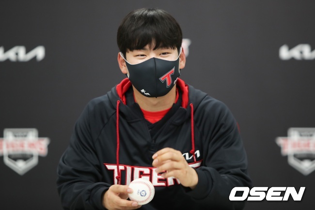 박정우가 16일 자체 연습경기후 첫 인터뷰에 응하며 웃고 있다./KIA 타이거즈 제공