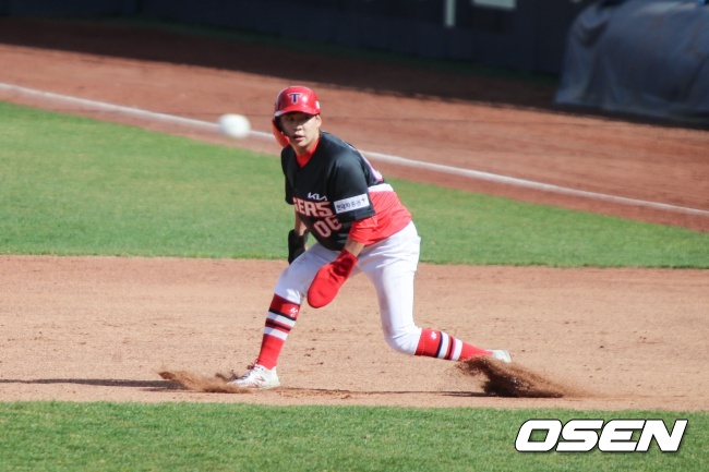 박정우가 1루에 출루해 도루를 노리고 있다./KIA 타이거즈 제공