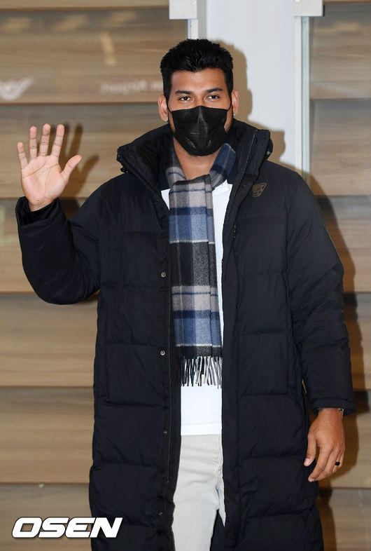 입국장에서 SK 와이번스 새 외국인 투수 월머 폰트가 입국하며 포즈를 취하고 있다. / rumi@osen.co.kr