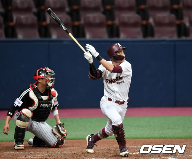 5회말 1사 2,3루에서 키움 이정후가 희생플라이를 치고 있다. /sunday@osen.co.kr