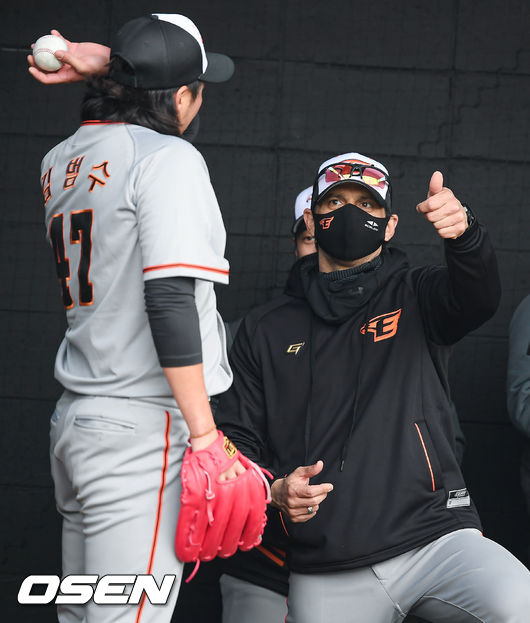 한화 로사도 코치가 김범수의 불펜투구를 지켜보며 지도하고 있다 / soul1014@osen.co.kr