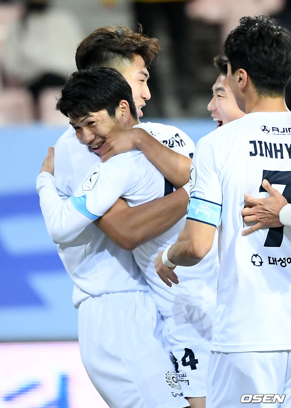 16일 오후 전주 전주월드컵경기장에서  ‘하나원큐 K리그1 2021’ 5라운드 전북현대모터스와 대구FC의 경기가 열렸다.전반 대구 츠바사가 동점골을 넣은 뒤 선수들과 기쁨을 나누고 있다./ksl0919@osen.co.kr