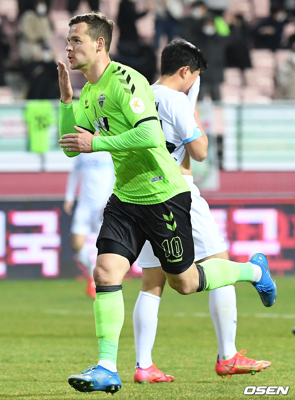 16일 오후 전주 전주월드컵경기장에서  ‘하나원큐 K리그1 2021’ 5라운드 전북현대모터스와 대구FC의 경기가 열렸다.후반 전북 일류첸코가 팀의 두번째 골을 넣은 뒤 세레모니를 하고 있다./ksl0919@osen.co.kr