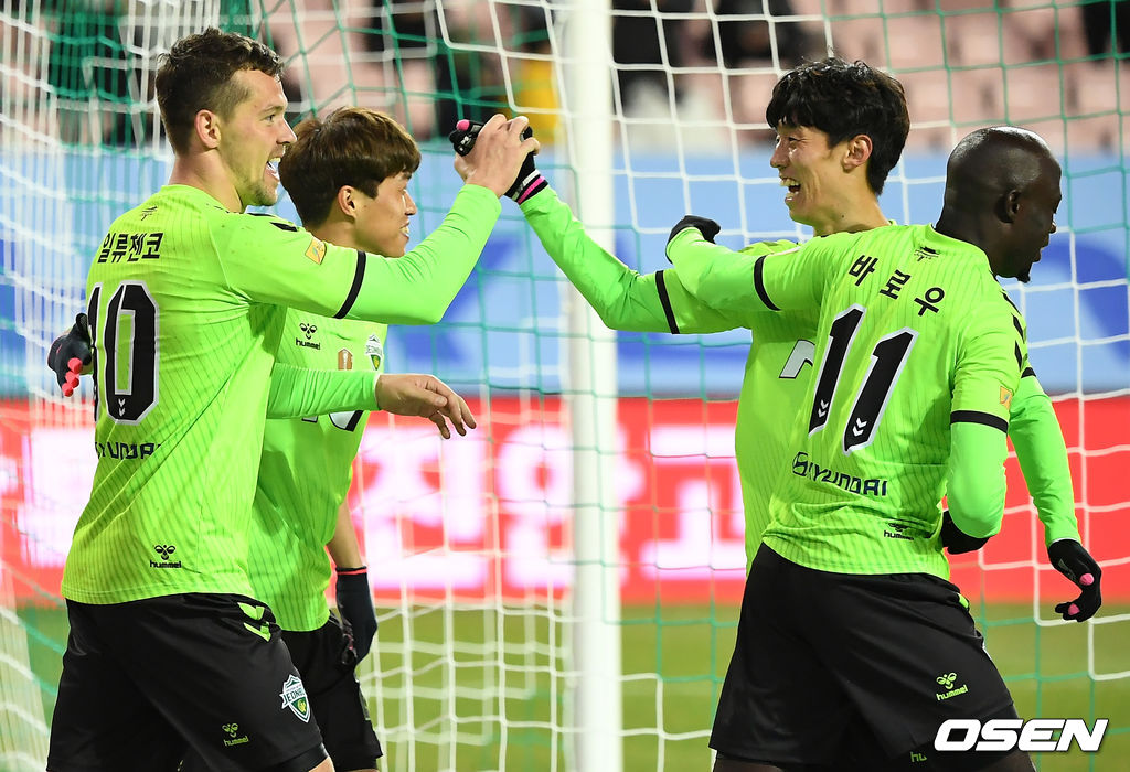 16일 오후 전주 전주월드컵경기장에서  ‘하나원큐 K리그1 2021’ 5라운드 전북현대모터스와 대구FC의 경기가 열렸다.후반 전북 일류첸코가 팀의 두번째 골을 넣은 뒤 선수들과 기쁨을 나누고 있다./ksl0919@osen.co.kr