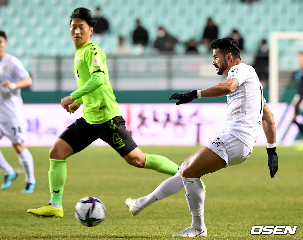 16일 오후 전주 전주월드컵경기장에서  ‘하나원큐 K리그1 2021’ 5라운드 전북현대모터스와 대구FC의 경기가 열렸다.전반 대구 세징야가 패스를 시도하고 있다./ksl0919@osen.co.kr