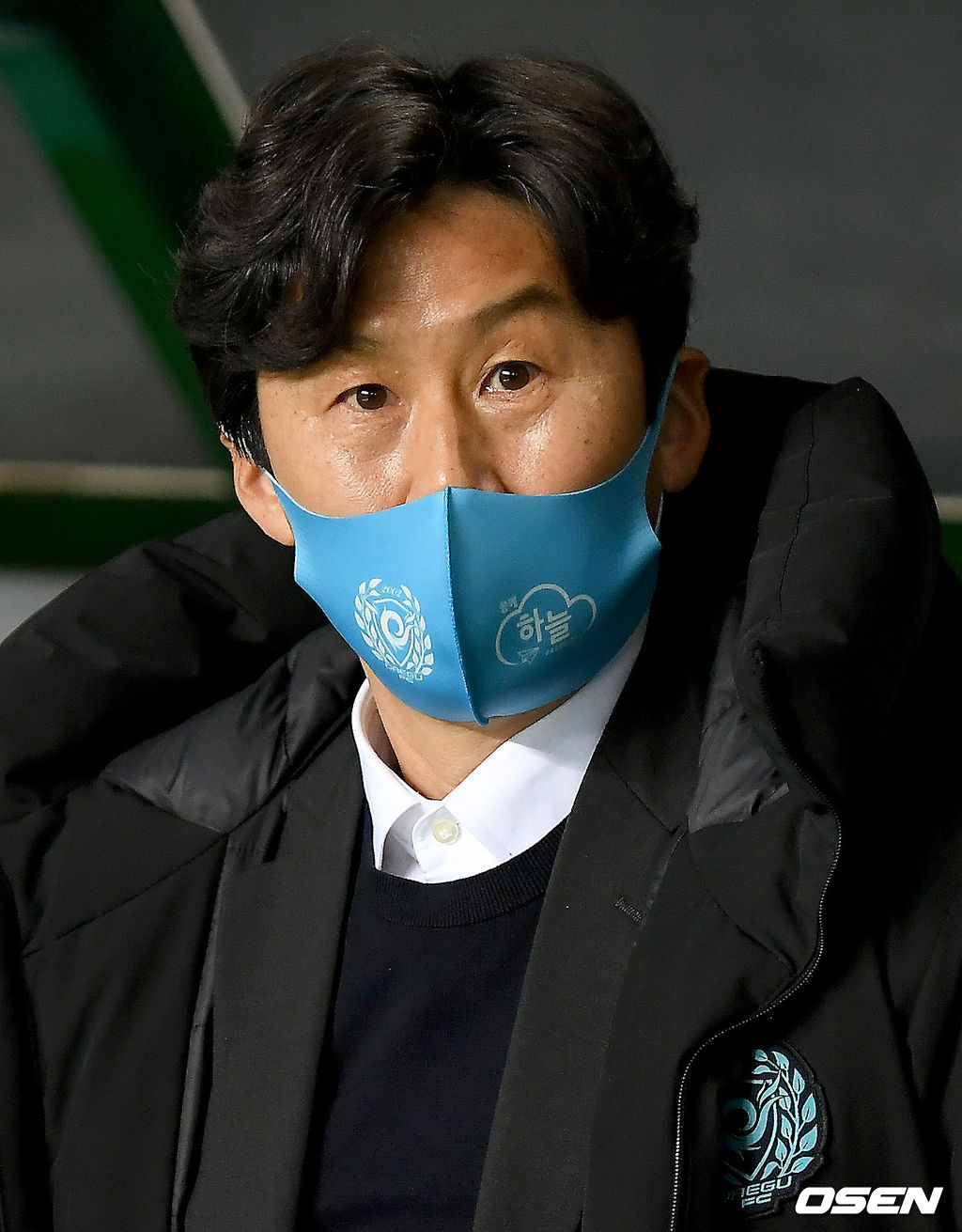 16일 오후 전주 전주월드컵경기장에서  ‘하나원큐 K리그1 2021’ 5라운드 전북현대모터스와 대구FC의 경기가 열렸다.경기 시작 전 대구 이병근 감독이 그라운드를 바라보고 있다./ksl0919@osen.co.kr