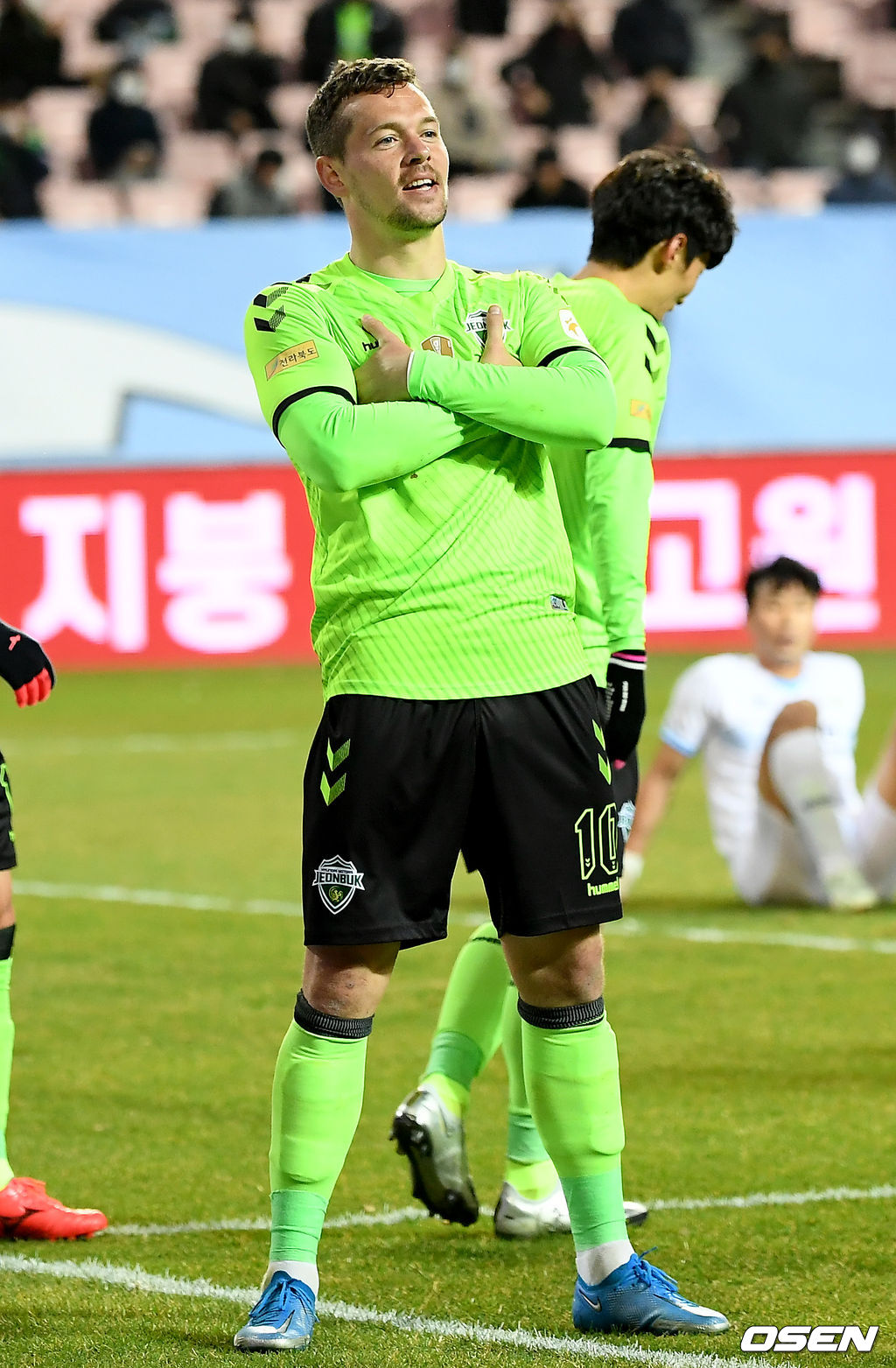 일류첸코가 2경기 연속으로 득점을 터뜨리며 전북 현대의 화끈한 공격을 이끌었다.전북 현대는 16일 오후 전주월드컵경기장에서 열린 하나원큐 K리그1 2021 5라운드 대구FC와 경기에서 3-2로 승리했다. 일류첸코는 이날 멀티골을 터뜨리며 전북의 다득점 승리를 이끌었다. 대구는 츠바사와 세징야의 득점으로 추격했지만 패배를 면치 못했다. 후반 전북 일류첸코가 팀의 두번째 골을 넣은 뒤 세레모니를 하고 있다./ksl0919@osen.co.kr