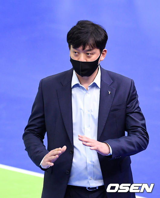 인삼공사 이영택 감독이 작전 타임을 요청하고 있다. /sunday@osen.co.kr