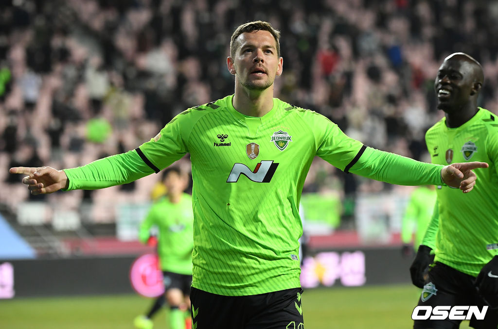 16일 오후 전주 전주월드컵경기장에서  ‘하나원큐 K리그1 2021’ 5라운드 전북현대모터스와 대구FC의 경기가 열렸다.후반 전북 일류첸코가 팀의 세번째 골을 넣은 뒤 세레모니를 하고 있다./ksl0919@osen.co.kr