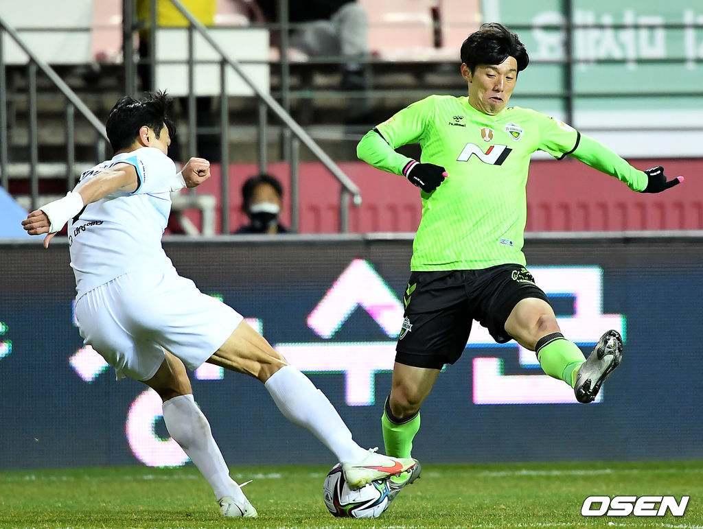 일류첸코가 2경기 연속으로 득점을 터뜨리며 전북 현대의 화끈한 공격을 이끌었다.전북 현대는 16일 오후 전주월드컵경기장에서 열린 하나원큐 K리그1 2021 5라운드 대구FC와 경기에서 3-2로 승리했다. 일류첸코는 이날 멀티골을 터뜨리며 전북의 다득점 승리를 이끌었다. 대구는 츠바사와 세징야의 득점으로 추격했지만 패배를 면치 못했다. 후반 전북 김보경이 드리블을 하고 있다./ksl0919@osen.co.kr