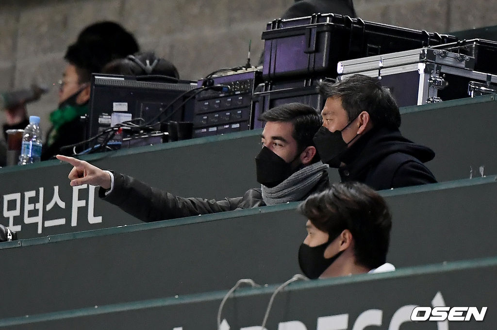 16일 오후 전주 전주월드컵경기장에서  ‘하나원큐 K리그1 2021’ 5라운드 전북현대모터스와 대구FC의 경기가 열렸다.후반 마이클 김, 비토르 실베스트레 코치가 경기를 지켜보고 있다./ksl0919@osen.co.kr