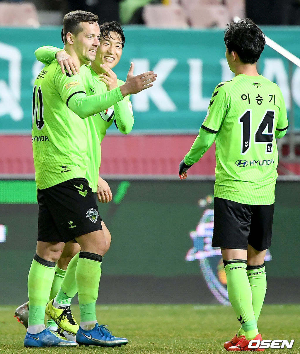 일류첸코가 2경기 연속으로 득점을 터뜨리며 전북 현대의 화끈한 공격을 이끌었다.전북 현대는 16일 오후 전주월드컵경기장에서 열린 하나원큐 K리그1 2021 5라운드 대구FC와 경기에서 3-2로 승리했다. 일류첸코는 이날 멀티골을 터뜨리며 전북의 다득점 승리를 이끌었다. 대구는 츠바사와 세징야의 득점으로 추격했지만 패배를 면치 못했다. 승리가 확정된 순간 전북 선수들이 기쁨을 나누고 있다./ksl0919@osen.co.kr