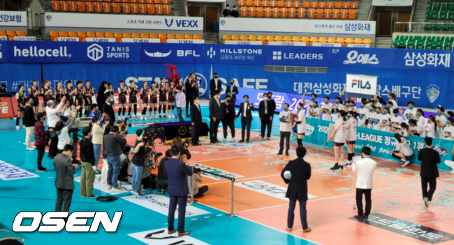 KGC인삼공사 선수들이 도열한 채로 GS칼텍스의 정규리그 우승을 축하하고 있다. /waw@osen.co.kr