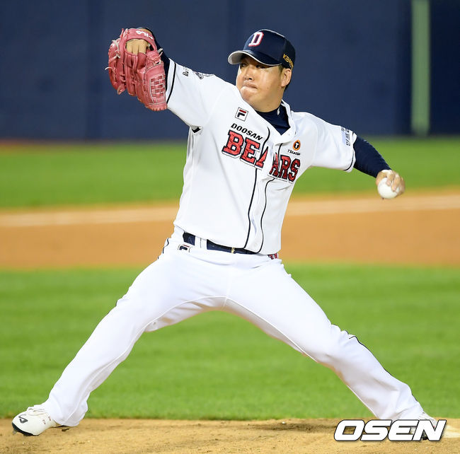 21일 오후 서울 잠실야구장에서 ‘2020 신한은행 SOL KBO리그’ 두산 베어스와 NC 다이노스의 경기가 열렸다. 7회초 마운드에 오른 두산 이현승이 공을  뿌리고 있다. /cej@osen.co.kr