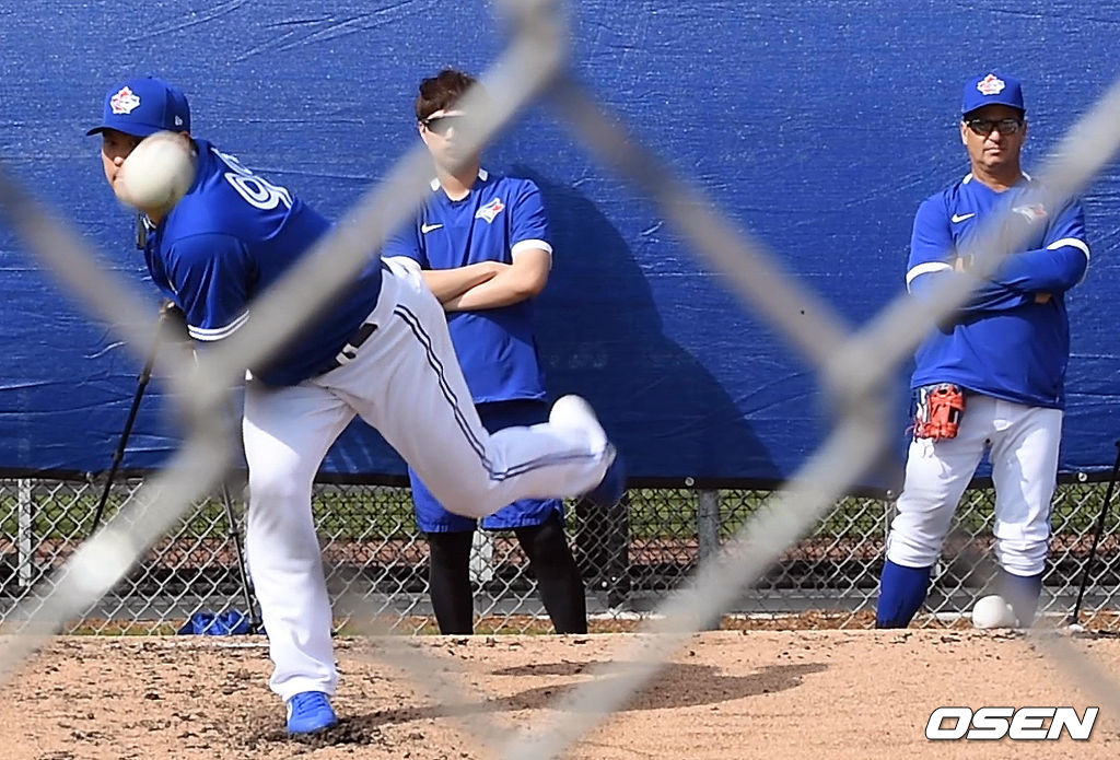 류현진의 불펜 피칭을 뒤에서 몬토요 감독이 지켜보고 있다. / soul1014@osen.co.kr