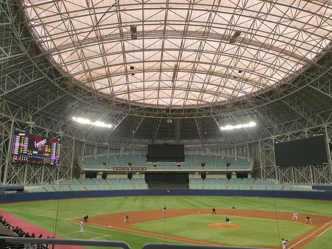 [사진] 고척돔 외야에 설치된 전광판 3개 중 2개는 꺼져 있다.