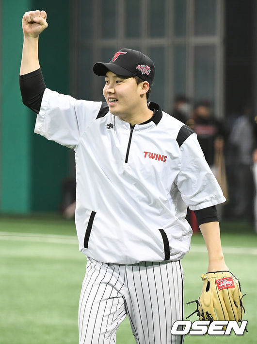 3일 오전 LG트윈스가 경기 이천시 대월면 LG챔피언스파크에서 2021 스프링캠프 훈련을 가졌다. LG 임찬규가 캐치볼 훈련 중 공을 잡은 뒤 기뻐하고 있다./ksl0919@osen.co.kr