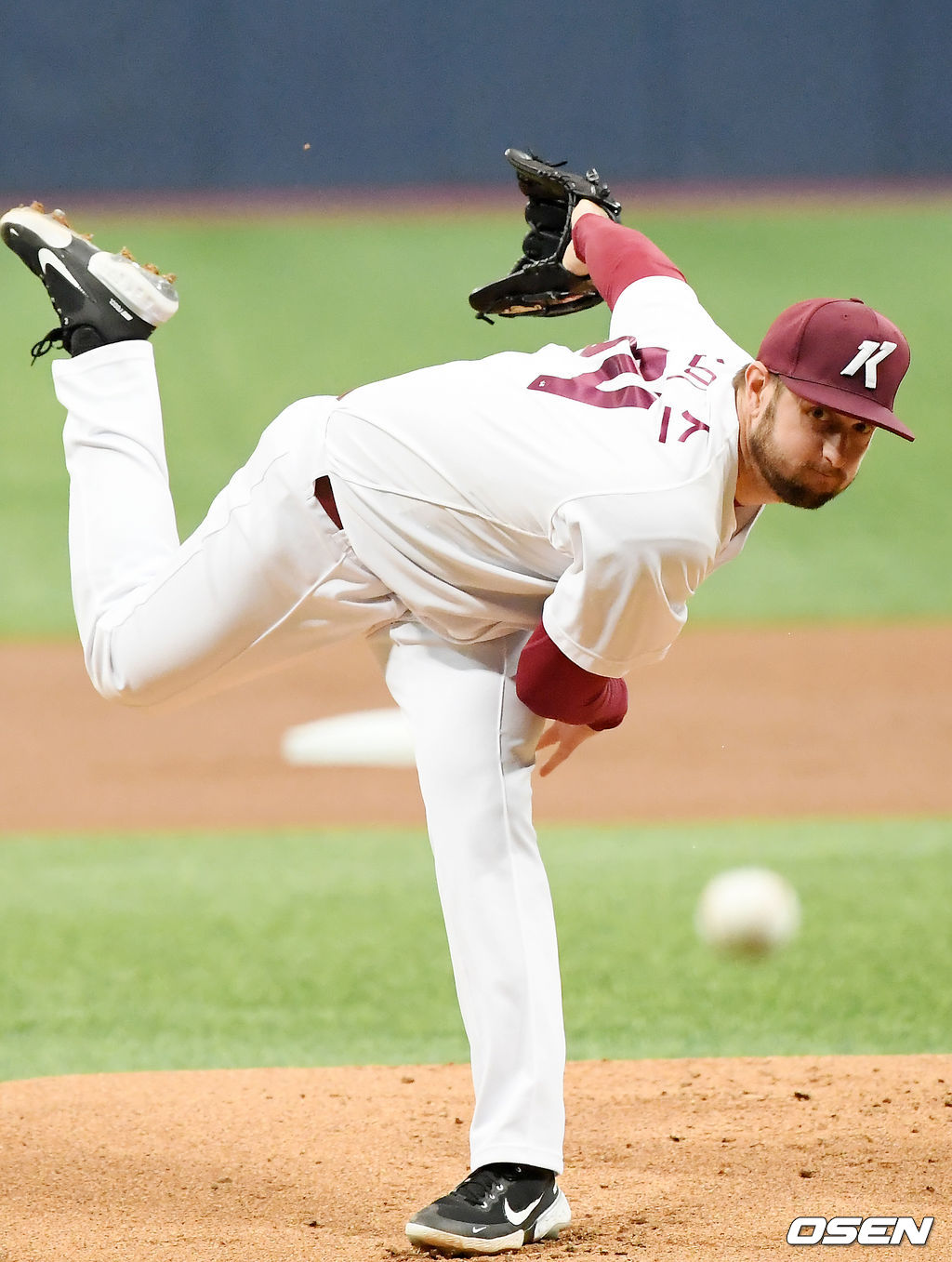 키움 새 외인 선발 스미스가 힘차게 공을 뿌리고 있다. /rumi@osen.co.kr