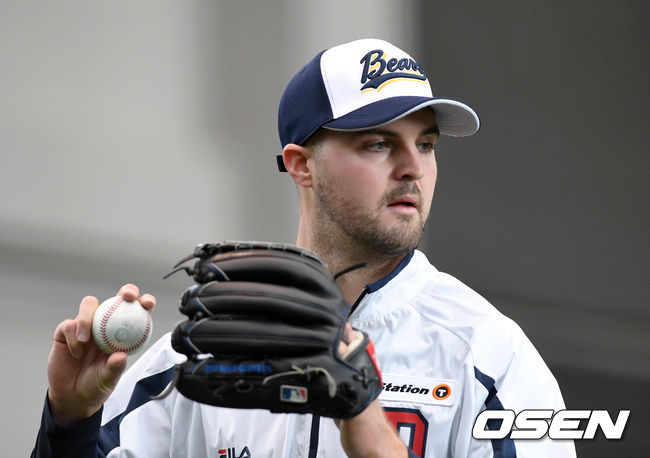 두산 베어스가 15일 경기 이천 두산베어스파크에서 스프링캠프를 열고 훈련을 진행했다.두산 로켓이 캐치볼을 하고 있다. /sunday@osen.co.kr