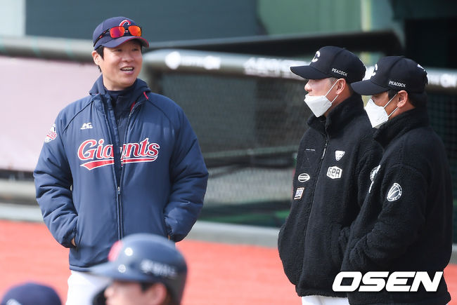 9일 오후 부산 사직구장에서 롯데 자이언츠와 SSG 랜더스의 연습경기가 진행된다.경기 앞서 SSG 김원형 감독과 롯데 김원형 감독이 이야기를 나누고 있다. / soul1014@osen.co.kr