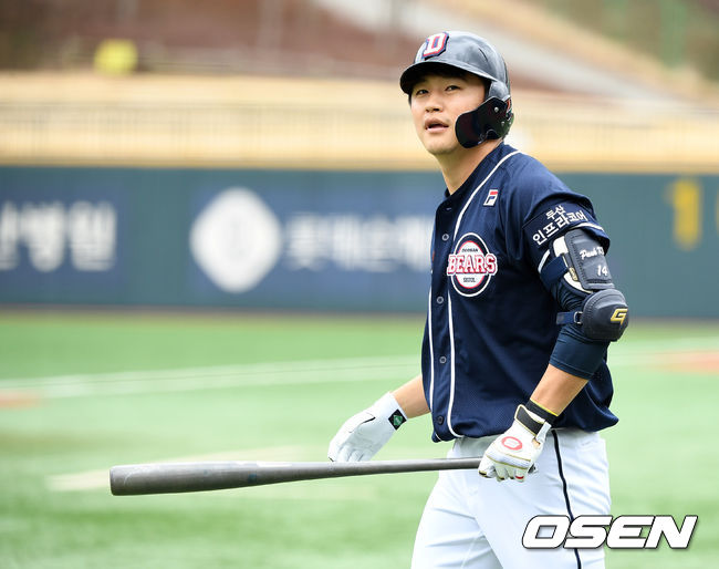 KT 위즈와 두산 베어스가 1일 울산 문수야구장에서 연습경기를 가졌다.두산 오재원과 교체된 박계범이 타석으로 이동하고 있다. /sunday@osen.co.kr