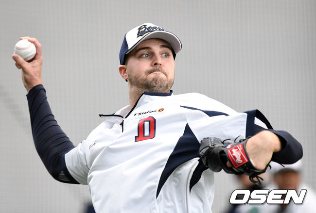 두산 베어스가 15일 경기 이천 두산베어스파크에서 스프링캠프를 열고 훈련을 진행했다.두산 워커 로켓이 캐치볼 훈련을 하고 있다. /sunday@osen.co.kr