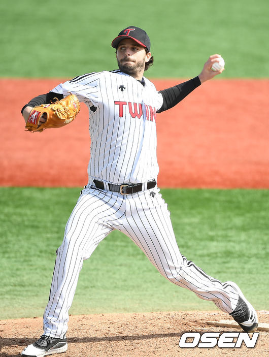 KT 위즈와 LG 트윈스가 10일 울산 문수야구장에서 연습경기를 가졌다.2회말 엘지 수아레즈가 역투하고 있다. /youngrae@osen.co.kr