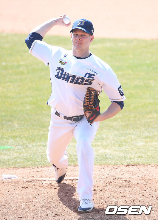 21일 NC 다이노스가 창원 마산야구장에서 2021 스프링캠프 훈련을 가졌다.루친스키가 라이브 피칭을 하고 있다. /youngrae@osen.co.kr