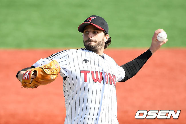 KT 위즈와 LG 트윈스가 10일 울산 문수야구장에서 연습경기를 가졌다.2회말 엘지 수아레즈가 역투하고 있다. /youngrae@osen.co.kr