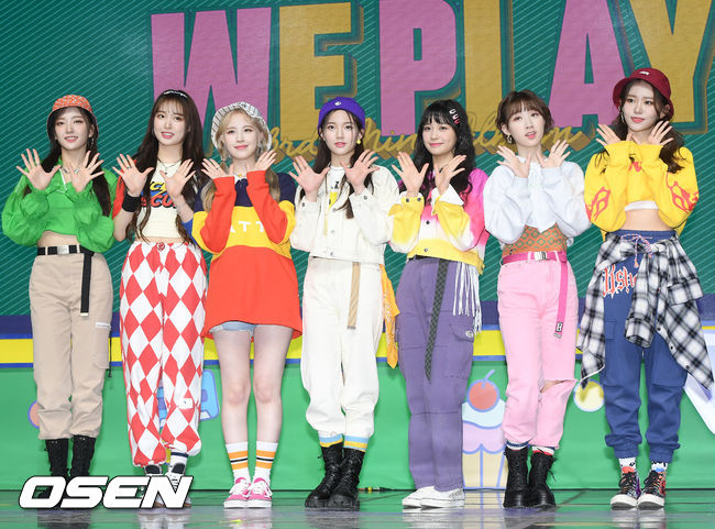 위클리 멤버들이 무대 위에서 포토타임을 갖고 있다. / rumi@osen.co.kr