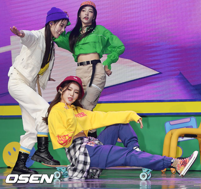 위클리가 무대 위에서 컴백무대를 선보이고 있다. / rumi@osen.co.kr