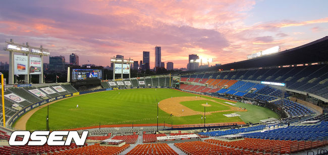 1회초 양팀 선수들이 경기 중인 잠실야구장 하늘에 노을이 지고 있다./ rumi@osen.co.kr