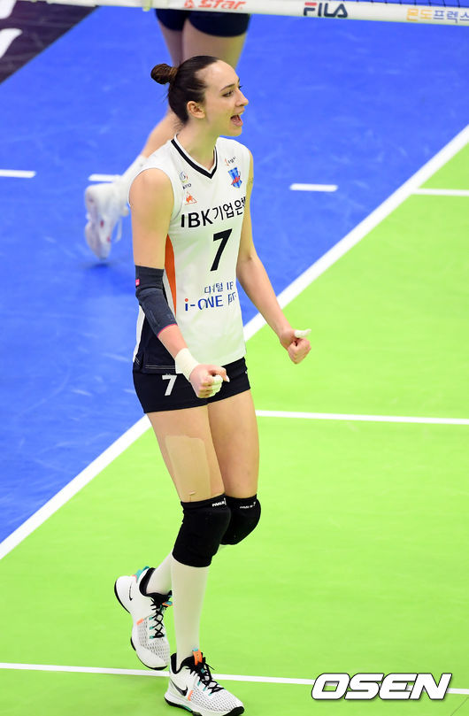 2세트 IBK기업은행 라자레바가 득점에 환호하고 있다. /cej@osen.co.kr